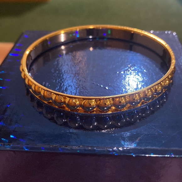 NWT Guess 7 gold tone bangle bracelet set.Brand new,never worn,stackable. - Picture 10 of 14